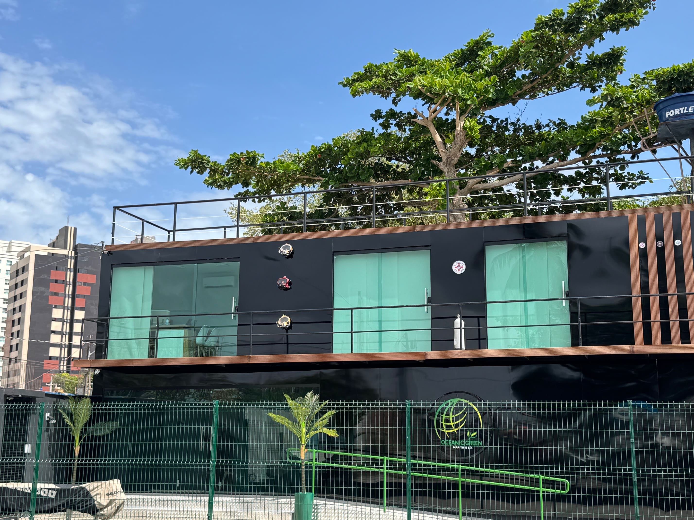 Vista externa da sede operacional da empresa O Marinheiro com instalações marítimas