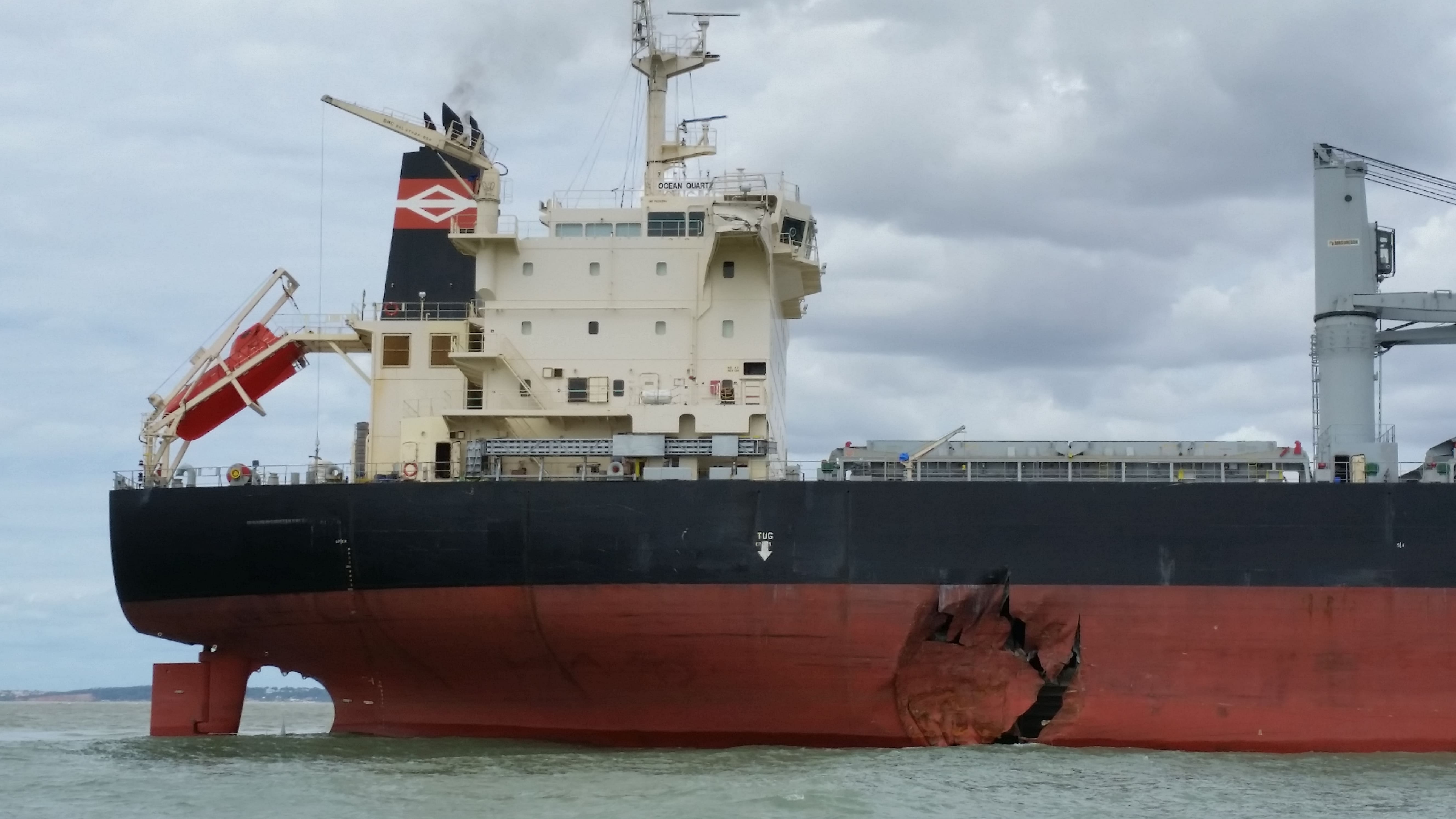 Mergulhador profissional executando soldas subaquáticas com equipamentos especializados