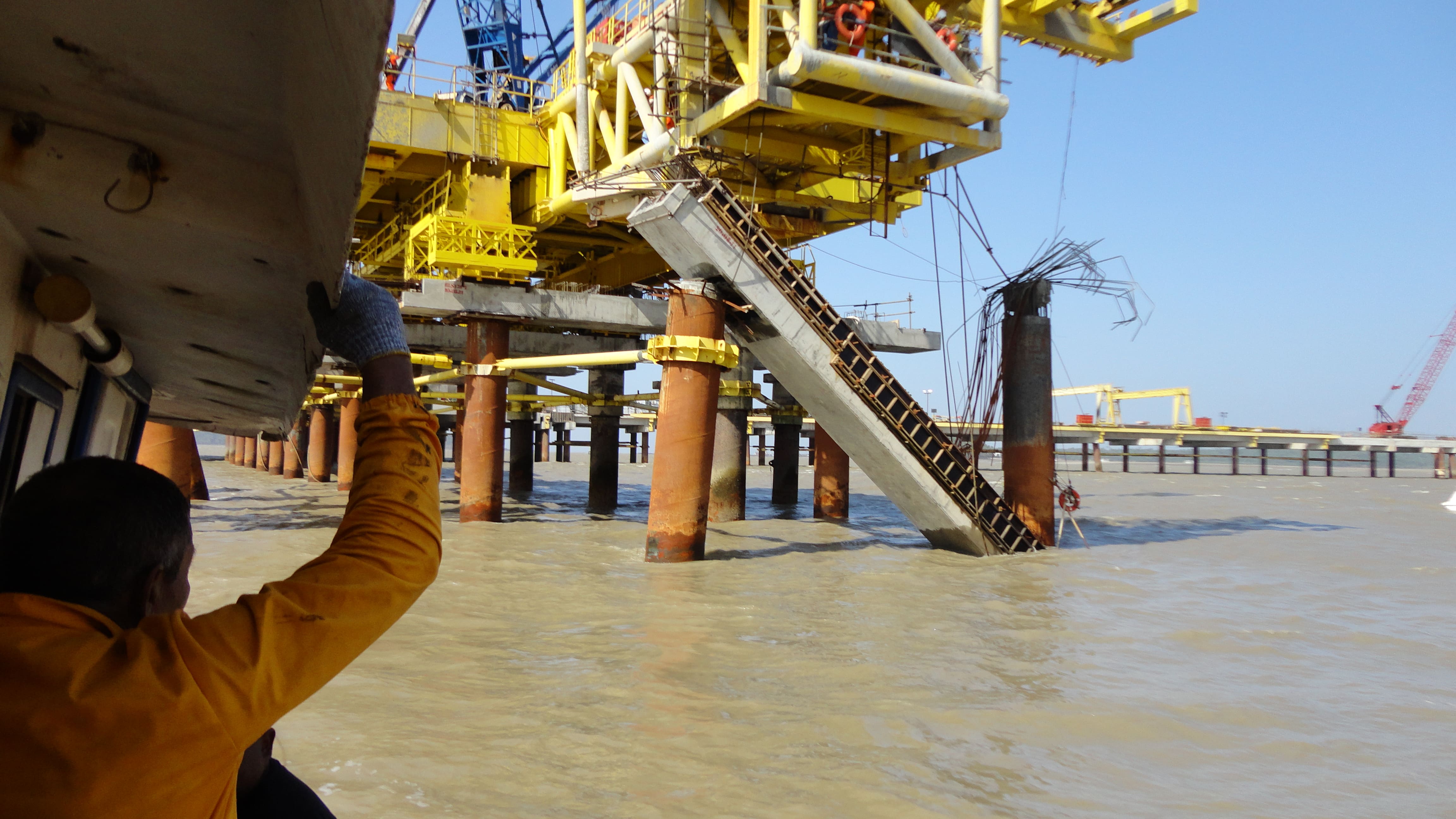 Equipe realizando manutenção especializada em plataforma offshore marítima
